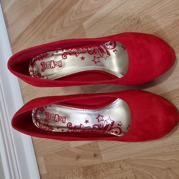 NWOT Red faux suede heels - Picture 2 of 7
